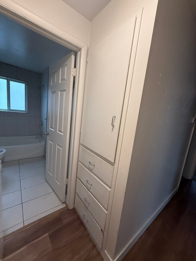 Building Photo - 545 Stringham Ave