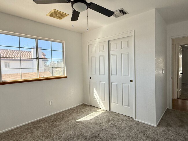 Building Photo - NORTHWEST SOLAR HOME - AVAILABLE NOW!