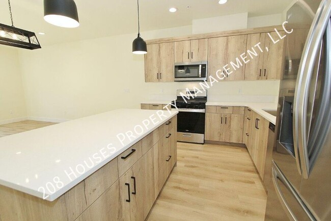 Building Photo - Immaculate Apartment w/2 Master Suites *75...