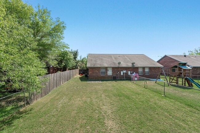 Building Photo - AUGUST PRE-LEASE!!  Cute 2 Bedroom 2 Bathr...
