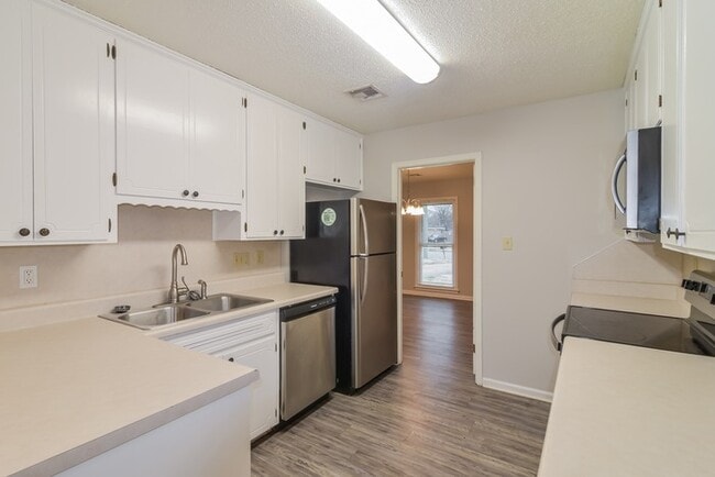 Building Photo - 2043 Kingsbury Dr