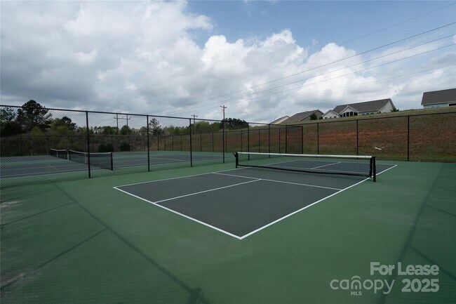 Building Photo - 4938 El Molino Dr