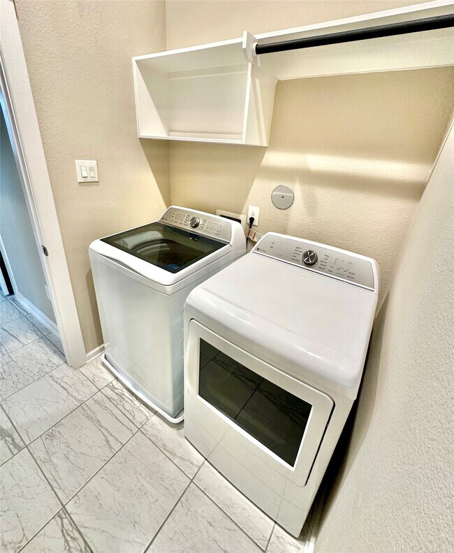 Building Photo - 9442 Starlight Oak Dr