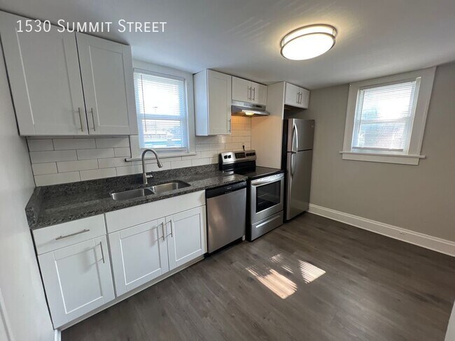 Building Photo - 1530 Summit St