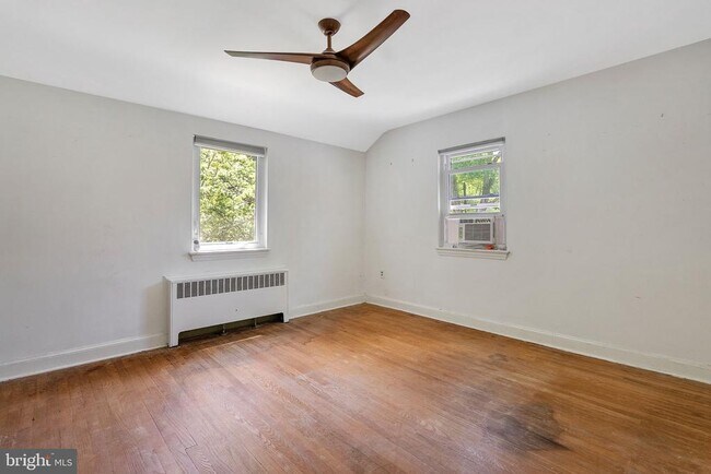 Building Photo - 921 Langley Dr