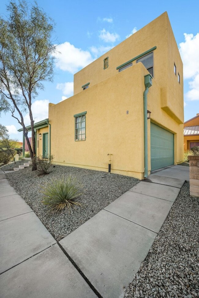 Building Photo - Paseo Estrella Gem at the base of Tucson icon A mountain! Minutes away from DownTown Tucson!