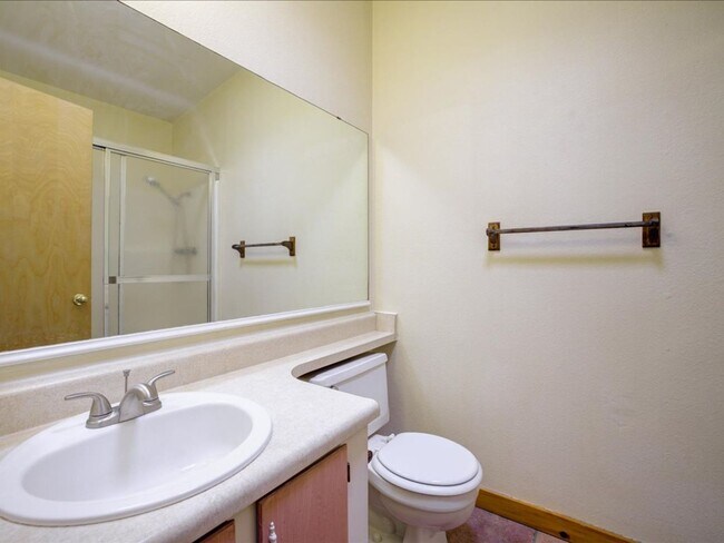 Building Photo - Charming 4-Bedroom Home with Spacious Living & Private Backyard!