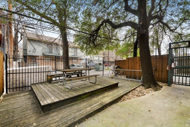Building Photo - 2811 Rio Grande St