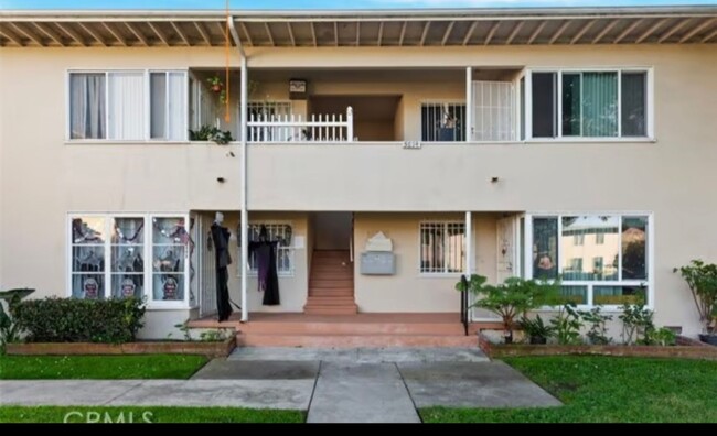 Building Photo - Lovely 2 Bedroom & 1 Bathroom