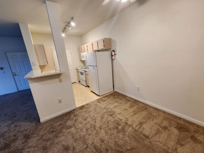 Building Photo - Fantastic, well maintained 2 bedroom condo.