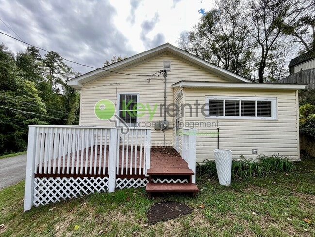 Building Photo - 904 Boylston St