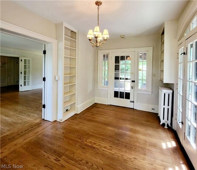 Building Photo - 6 BEDROOM IN CLEVELAND HEIGHTS FOR RENT - ...