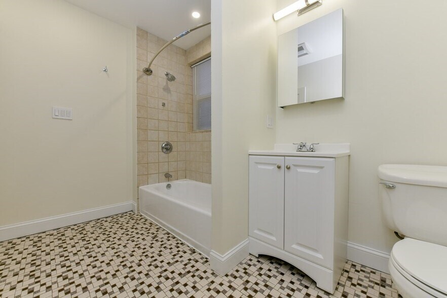 Building Photo - 458 E 7th St