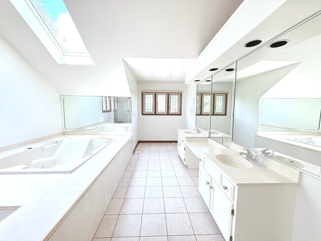 Building Photo - 2318 River Woods Dr