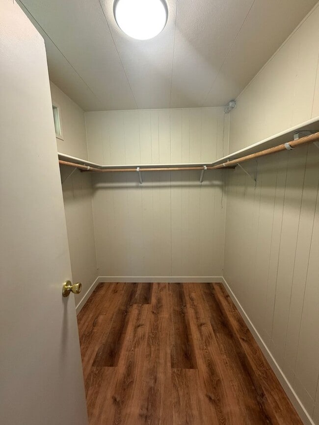 Building Photo - 3 Bedroom, 2.5 Bath - Three Bay garage