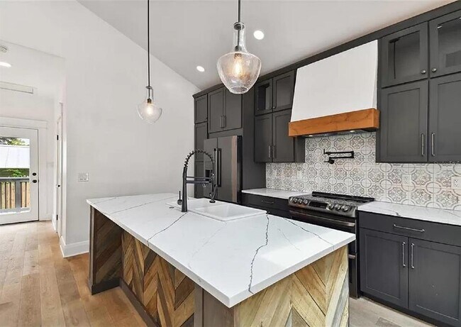 Building Photo - 2508 N Ola Ave