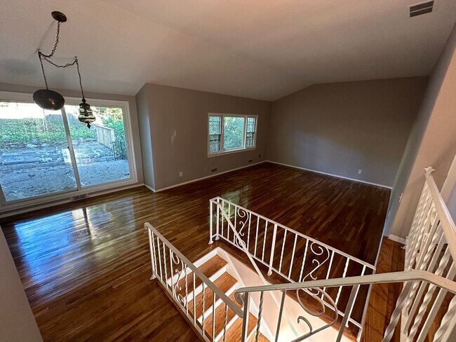 Building Photo - Charming 3 Bed with 2 Baths