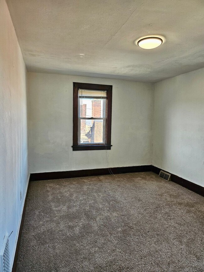 Building Photo - 627 5th Ave