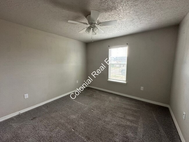 Building Photo - Updated and spacious 2 bedroom/1 bathroom house with detached 1 car garage.