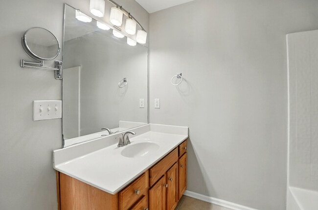 Building Photo - 2 Bedroom Townhome in Pineville!