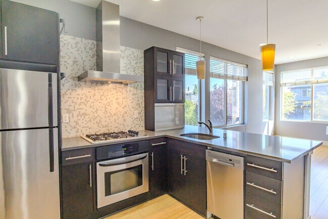 Building Photo - 3Bd/2.5Ba Seattle Townhouse