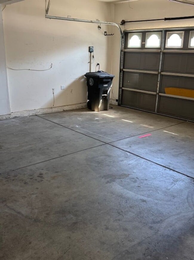 Building Photo - Nice & clean 3 Bedroom, 2 Bath Home in Cit...