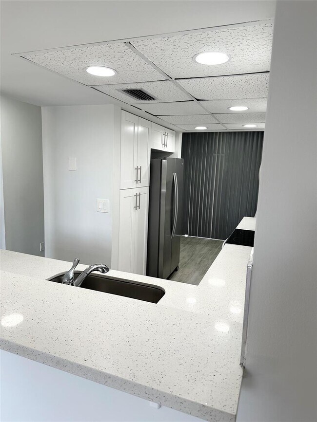 Building Photo - Modern Lakeview Townhouse Near Nova and Br...