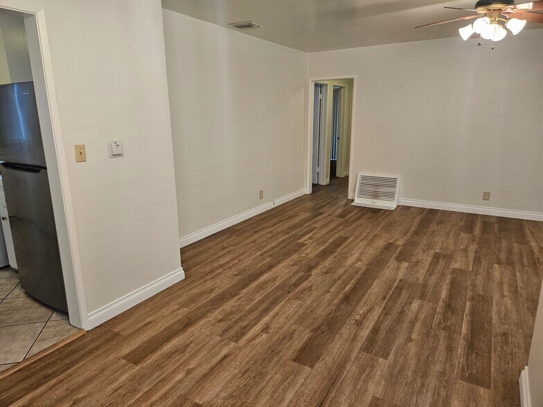 Building Photo - 9966 Glencrest Cir