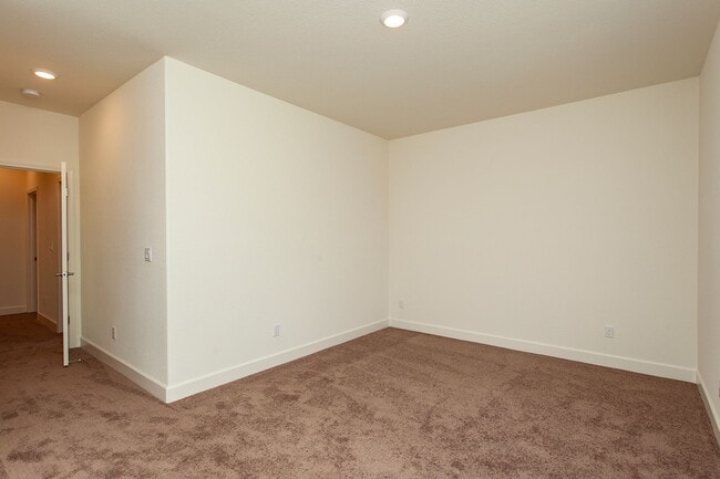 Building Photo - 2032 Frst Grv Ln