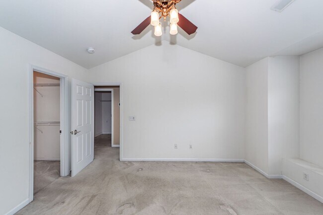 Building Photo - 3 Bedroom 3 Bath Townhome in Persimmon Hil...