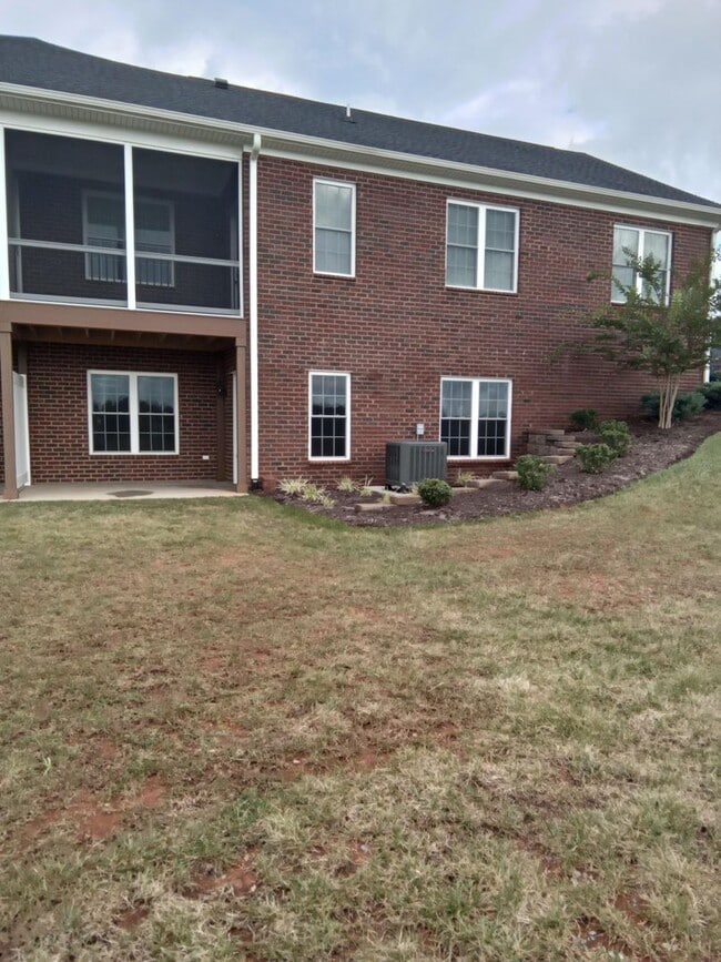 Building Photo - Patio Townhome Located 1 Block from Bedfor...