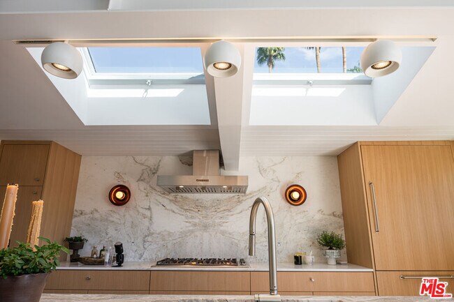 Building Photo - 922 E Anza Dr