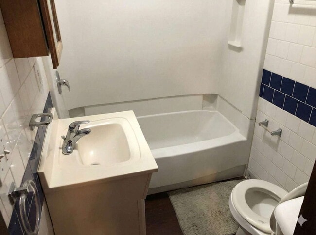 Building Photo - Great 4 Bed 1 Bath close to UWEC!