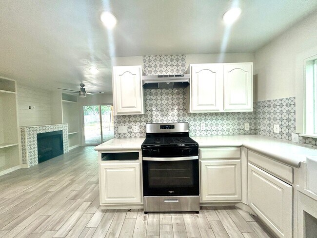 Building Photo - Updated 3 Bed / 2 Bath home with Single Car Garage in Farmington