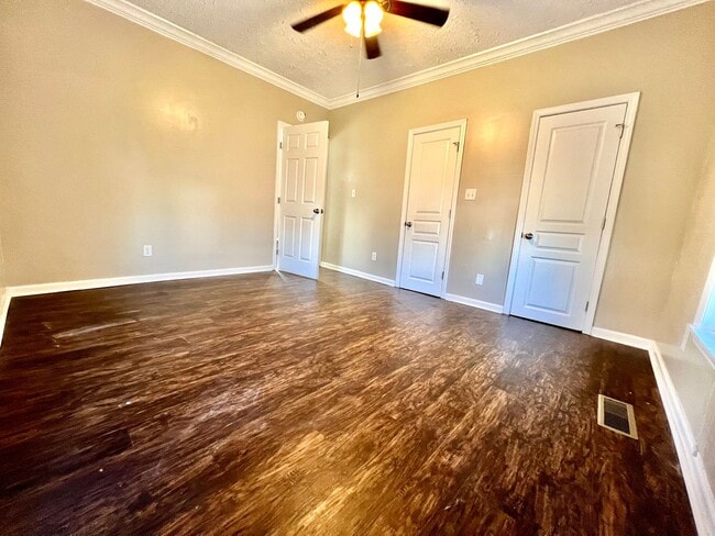 Building Photo - Adorable 2 Bedroom in the Heart of Rossville