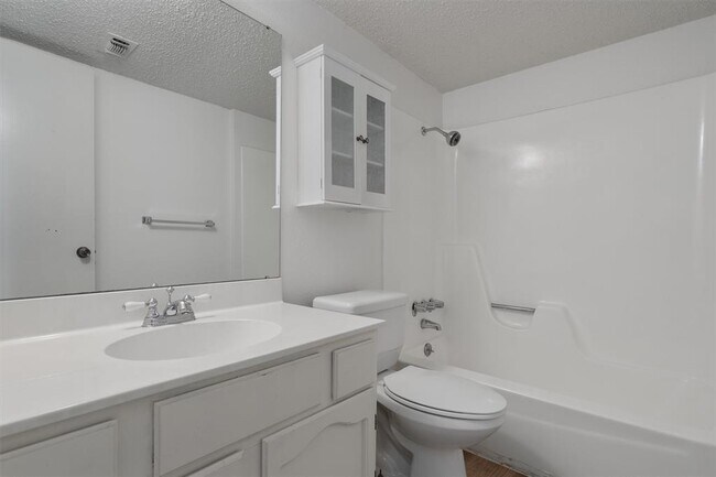 Building Photo - 3610 Fleetwood Dr