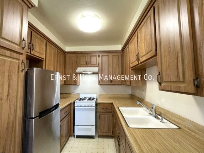 Building Photo - 4700 Clair Del Ave
