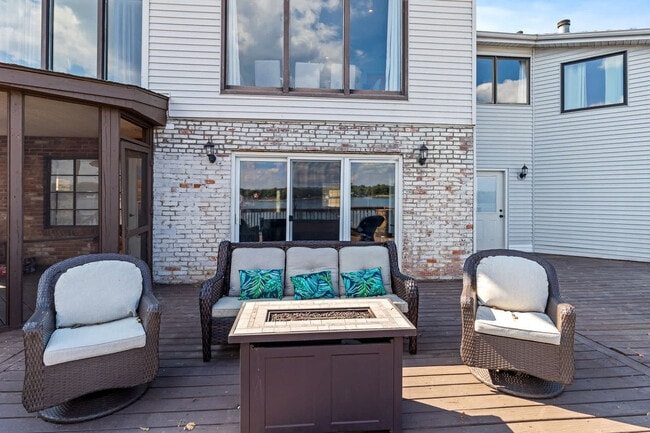 Building Photo - 301 S Front St