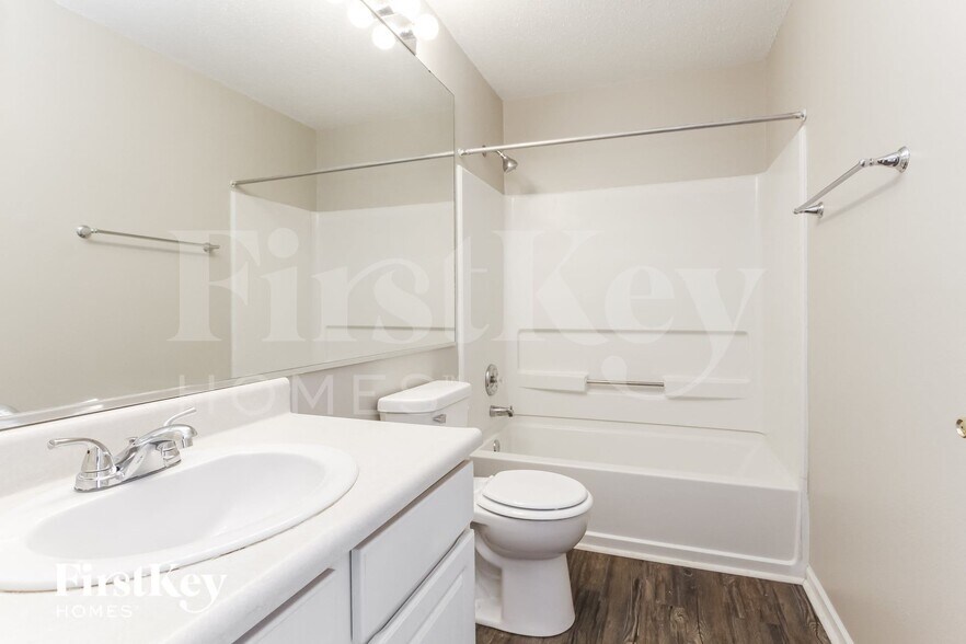 Building Photo - 7126 Parklake Pl