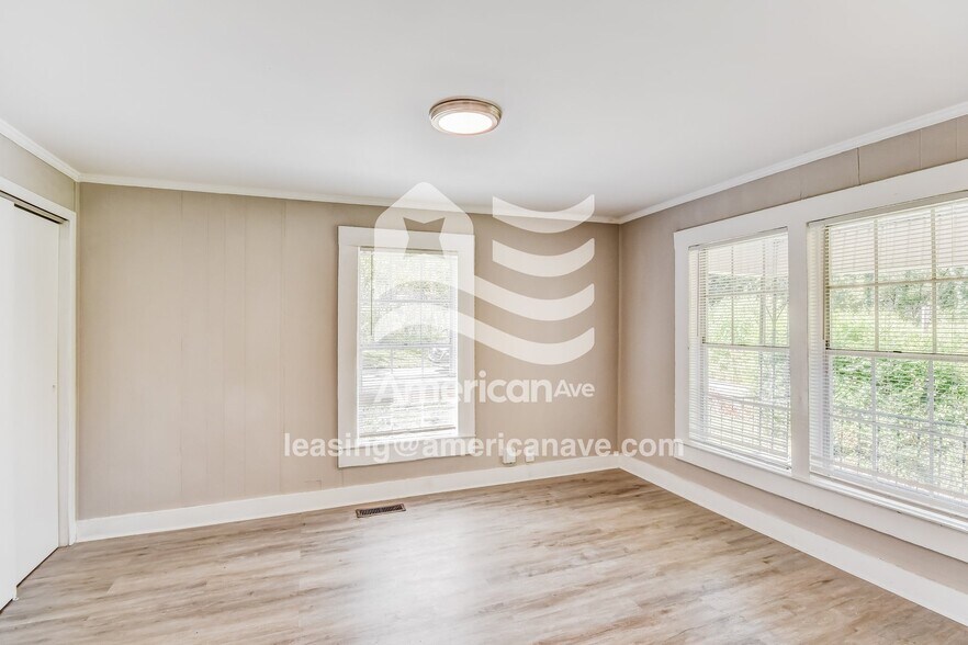 Building Photo - 907 47th Way S