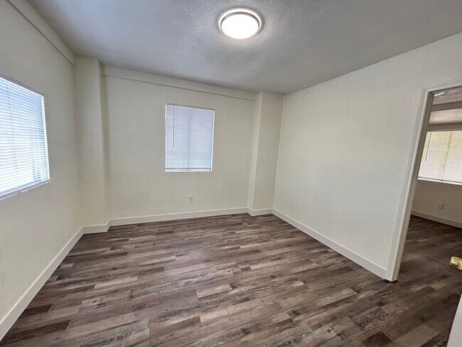 Building Photo - No Hoa! Single Story House with 4 Bedrooms 2 Bathrooms!