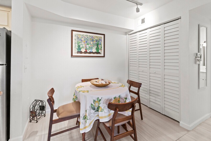 Building Photo - 850 S Tamiami Trl