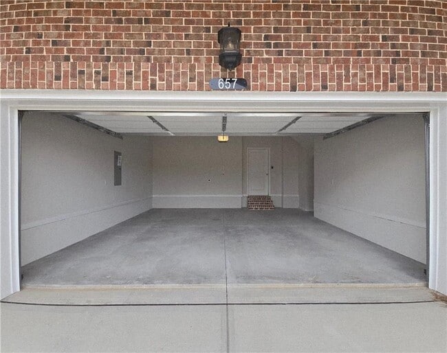 Building Photo - 657 Summitt Hl Wy