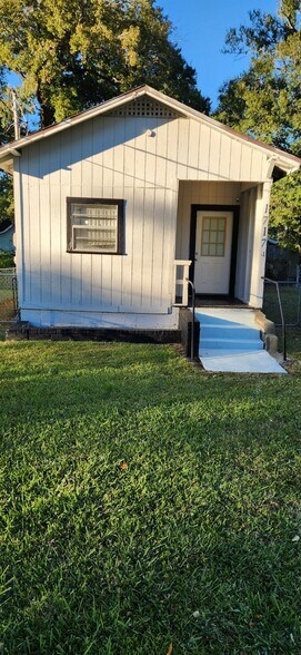 Building Photo - 1717 W. 20th St. Apt. 1