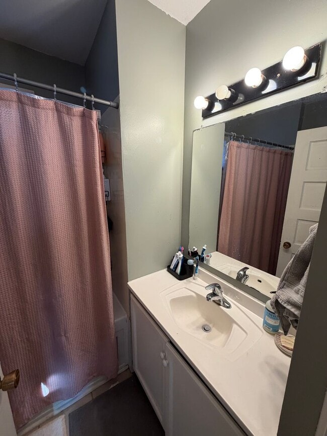 Building Photo - AVAILABLE JUNE - Beautiful 4 Bed 1 Bath Near UMD