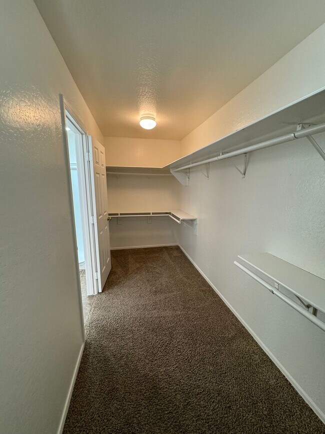 Building Photo - Large 4 bedroom house- Laveen
