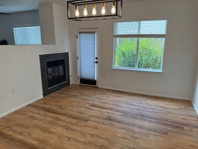 Building Photo - GEORGEOUS 2 bedroom townhome!