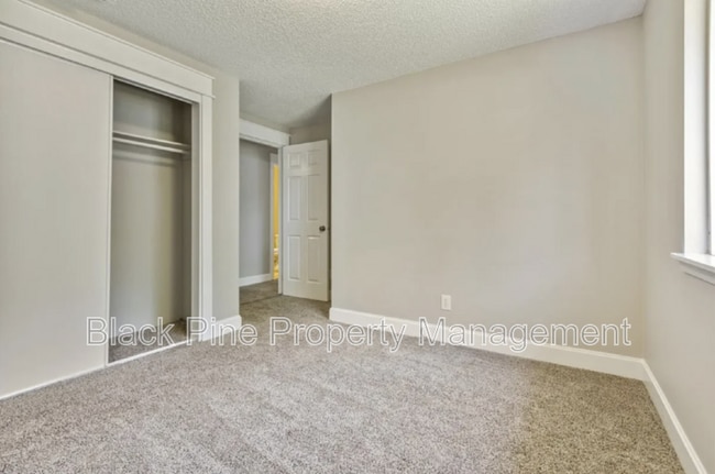 Building Photo - 404 Mountain View Dr