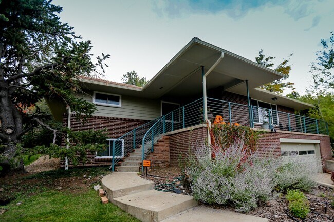 Building Photo - Beautiful Golden House w/ Huge Garage!