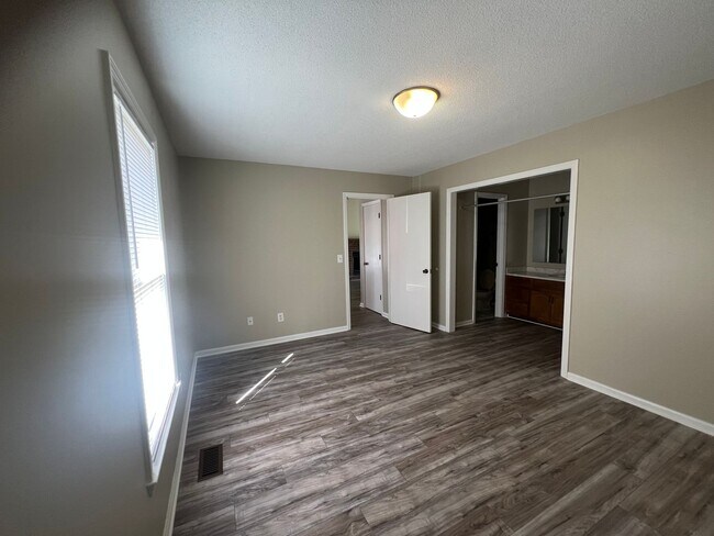Building Photo - Centrally Located 3 Bedroom House